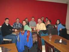 In einer Pizzeria in unserem Stadtteil Kobylisy, unter anderem mit Bernhard (vorne, 2. von rechts), den drei Leuten aus dem SADBA-Büro, Jana (v., 2. v. l.), Verinka (v. r.) und Tomáš (hinten Mitte) sowie drei Salesianern, Marek (h. l.), Hynek (v. M.) und