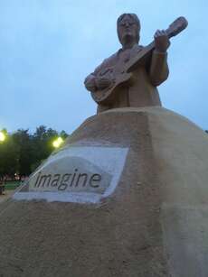 Eine John Lennon Sandskulptur mitten in Vilnius