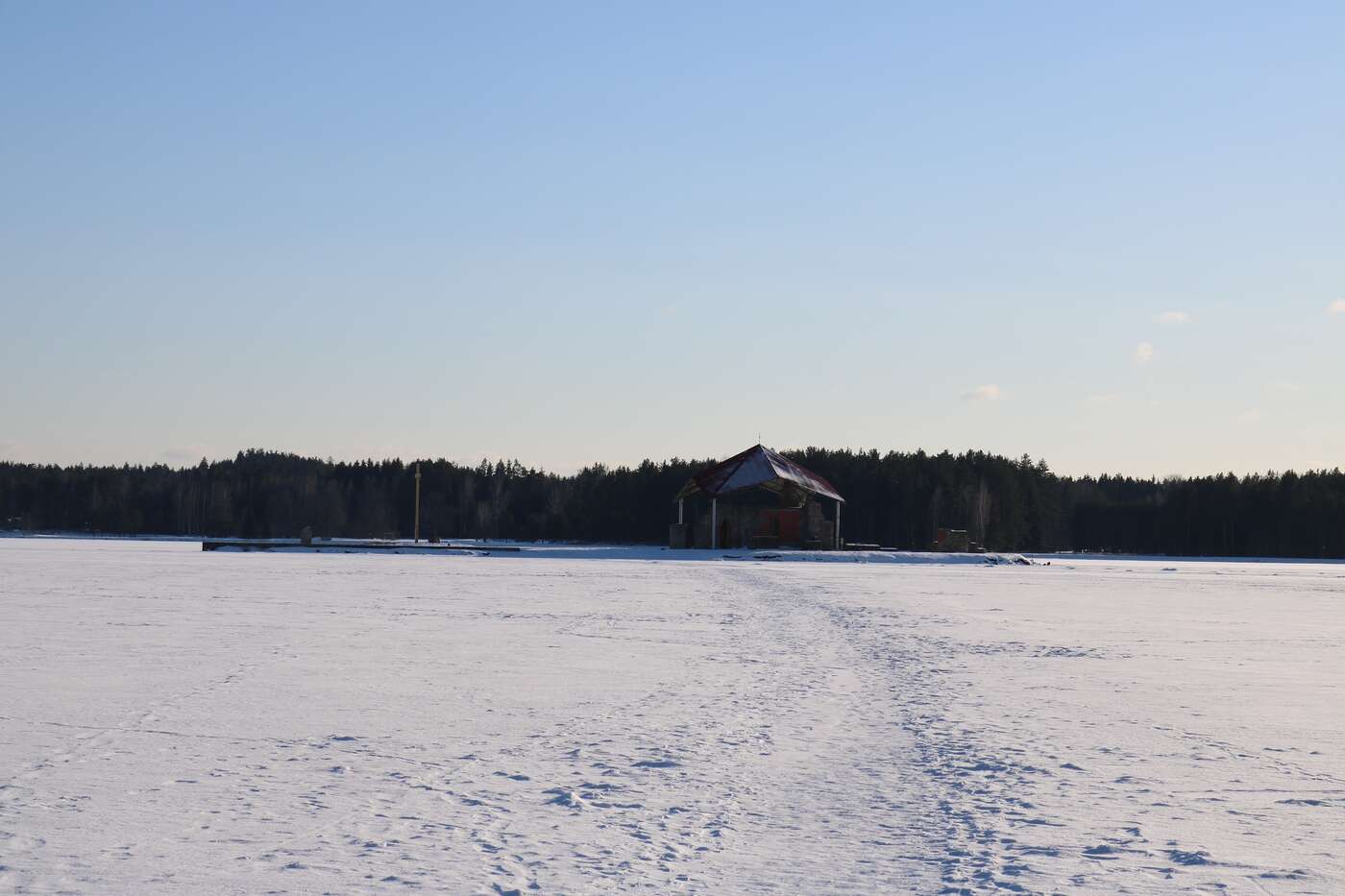 Die Insel im zugefrorenen und mit Schnee überzogenen Daugava