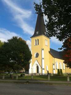 Die Kirche in Broby im Herbst