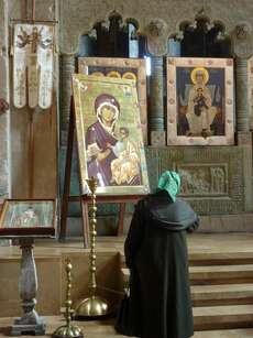 Eine Frau im Gebet - die Originale der Ikonen befinden sich im Museum