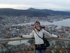 Ich hoch über der wunderschönen Stadt Bergen