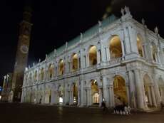 Vicenza bei Nacht