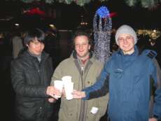 "Na zdraví!" auf dem Weihnachtsmarkt auf dem Altstädter Ring, zusammen mit dem Japaner Tatsuya und Markus aus Düsseldorf, die ich beide im Tschechischsprachkurs kennengelernt habe.