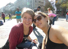 Meine Mitbewohnerin Kathi und ich auf dem Wenzelplatz
