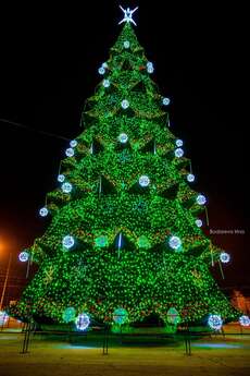 Der Weihnachtsbaum in Tiraspol (Quelle: http://media.publika.md/md/image/201412/full/10655452_1394932603914697_6689250589084601417_o_19394200.jpg)