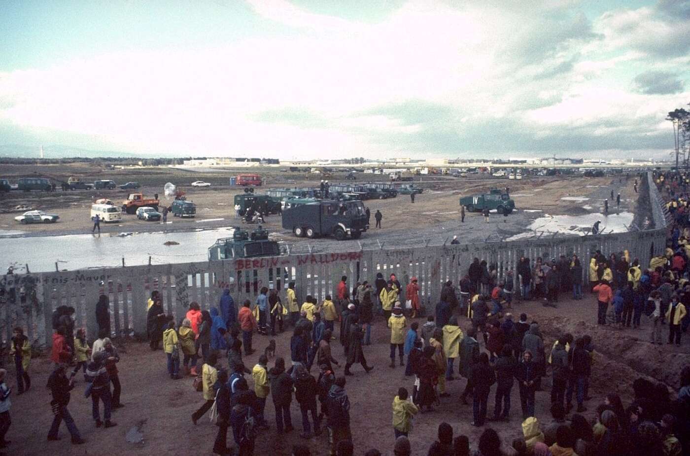 Concrete fence in front of the west runway of the Frankfurt airport under construction, between 1980 and 1984