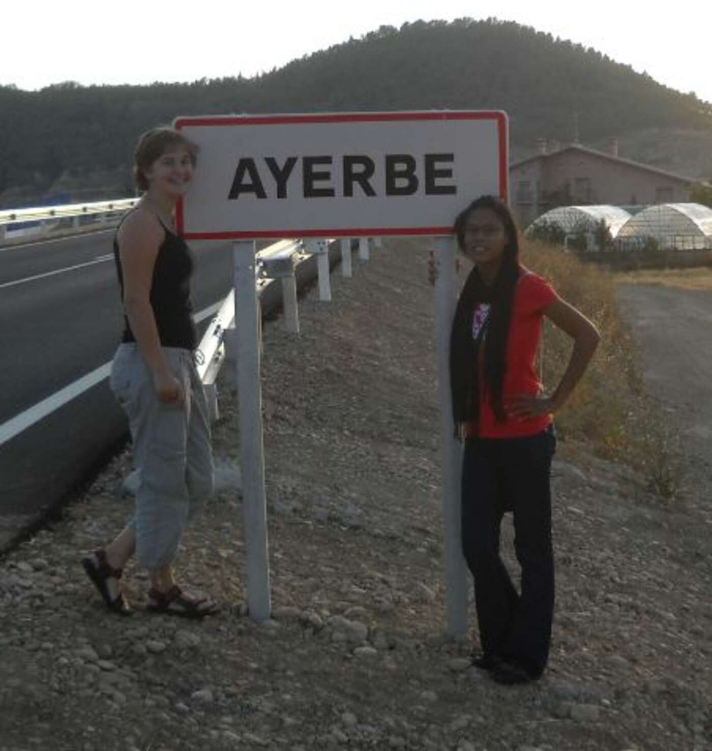 unsere neue Heimat: Laetitia und ich in Ayerbe