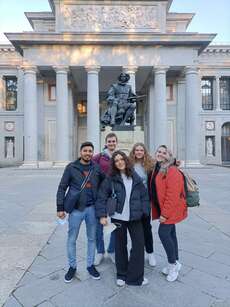 Mit Luis, Yuna, Nicole und Polina vor dem Museo del Prado
