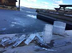 Eis aus See zerfällt in Stäbchen