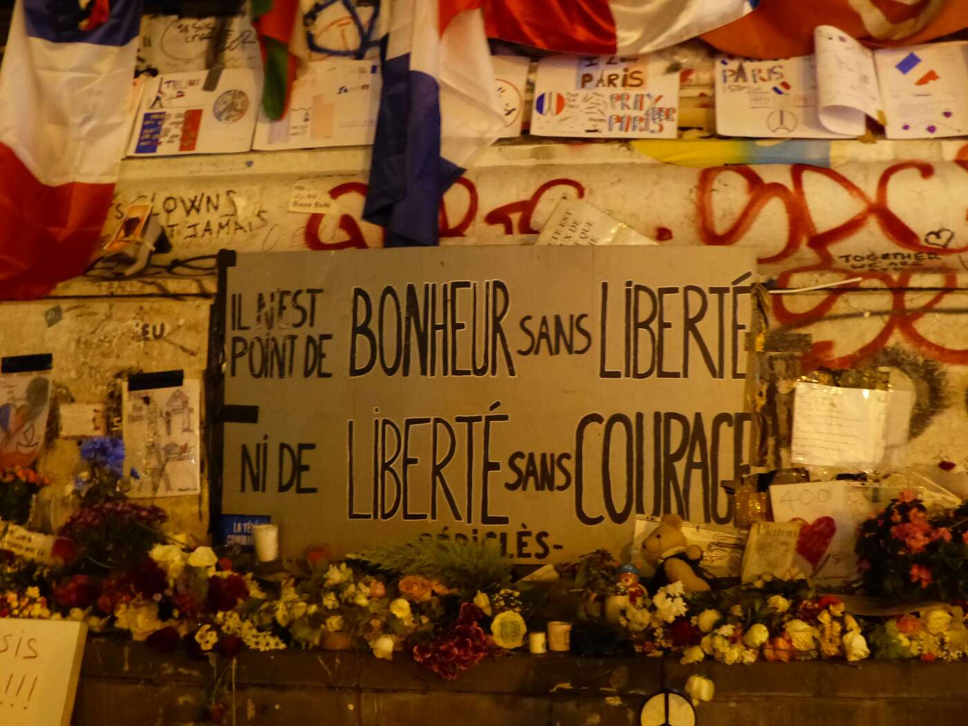 "Es gibt keine Freude ohne Freiheit, noch Freiheit ohne Mut" Das Plakat am Place de la République versucht, den Menschen in Paris Mut zu zu sprechen.