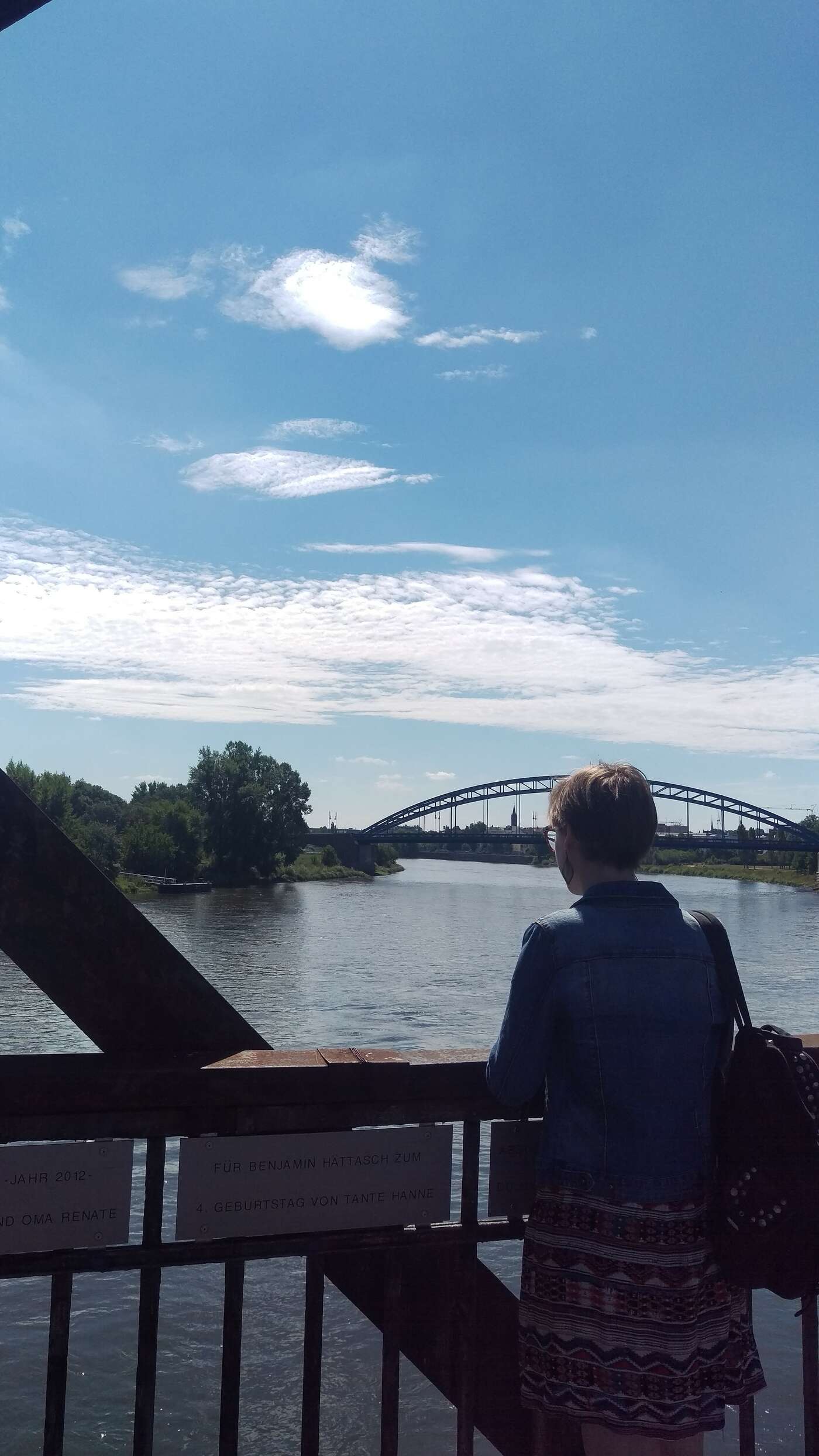 Lauriane guckt an der Elbe, Magdeburg