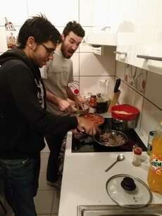 Die spanischen Jungs beim Kochen