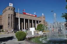 Der Bahnhof in Ankara (einer der letzten Vertreter des Bauhaus- Stils in der Stadt)