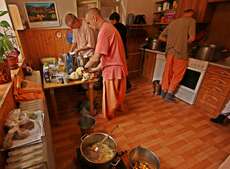 Krishna-Mönche beim Kochen