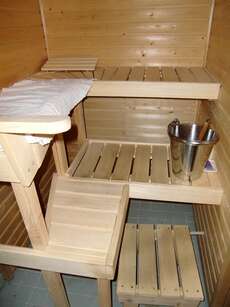 Sitzbänke einer ans Badezimmer angrenzenden Sauna