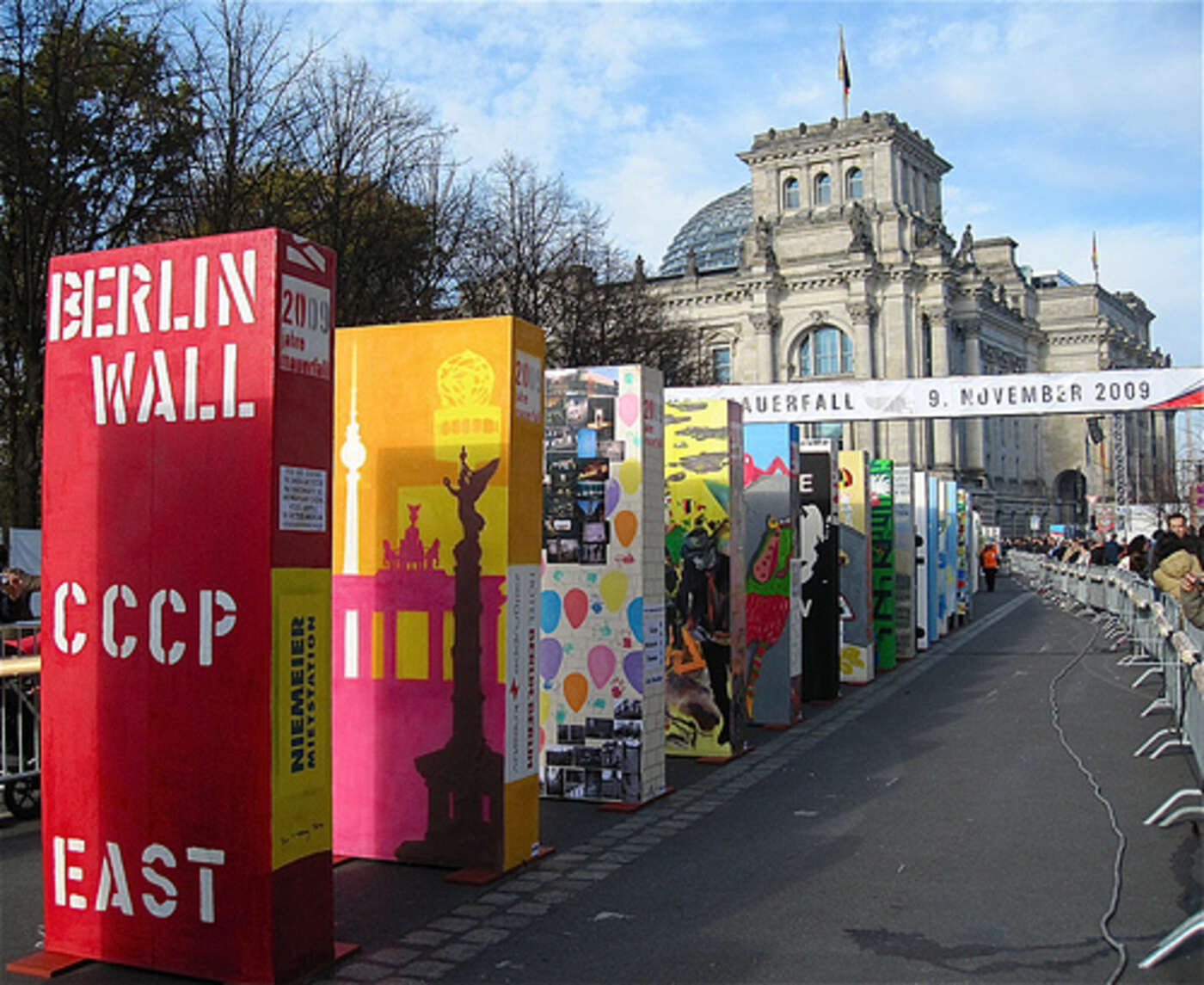 Die Dominosteine, die am 9. November in Berlin fielen, waren von über 15 000 Jugendlichen (!) im Vorfeld liebevoll bemalt worden © Marcfoto, flickr.com - Creative Commons Attribution ShareAlike 3.0 (http://creativecommons.org/licenses/by-sa/3.0/)