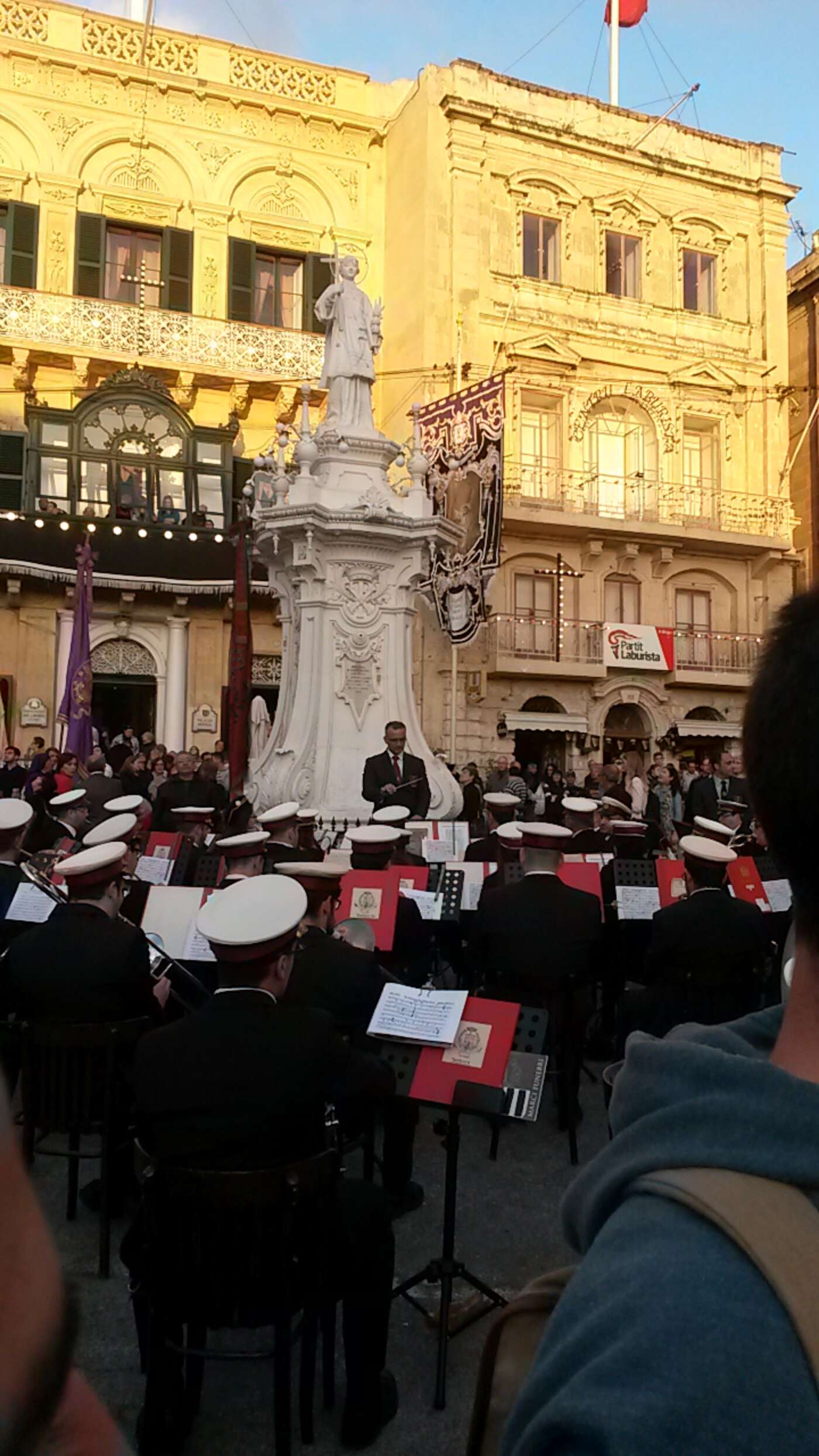 Trauerorchester vor der Statue of Victory im Victory Square von Vittoriosa am Karfreitag vor der Prozession