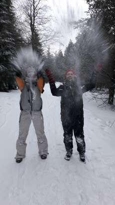 Hanna und ich haben (in Deutschland) Spaß im Schnee