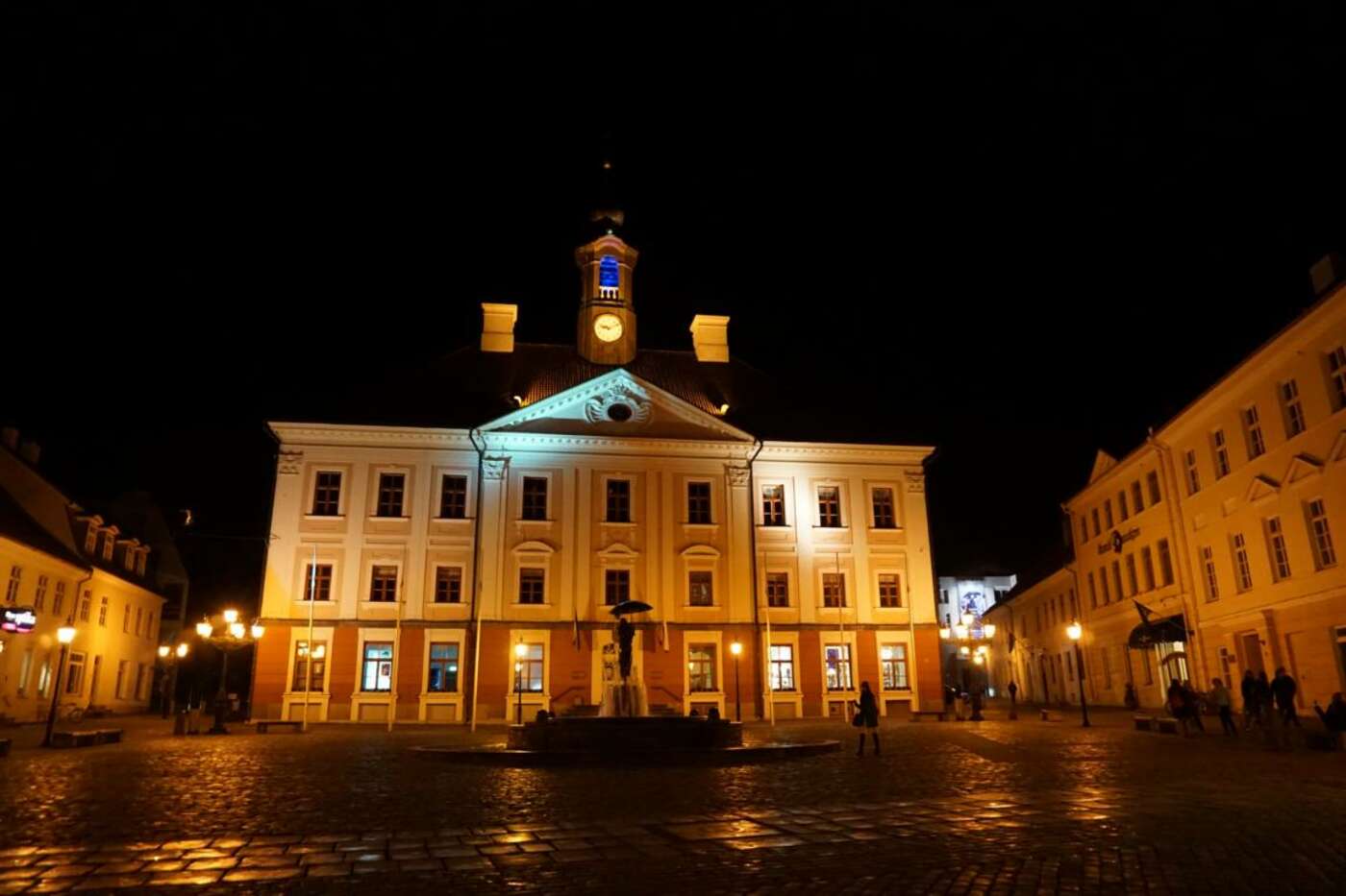 Tartus Rathaus bei Dunkelheit