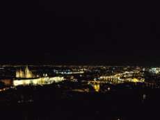 Prag bei Nacht: Links sieht man hell erleuchtet den insgesamt 45 Hektar (!) großen Komplex der Prager Burg.