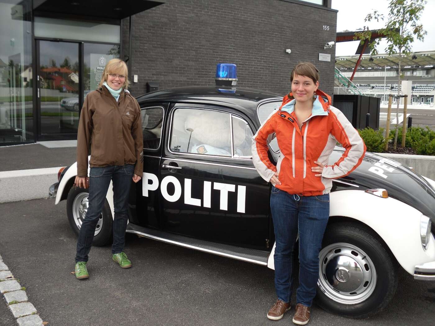 vor der Polizeistation in Hamar
