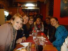 Im Tapas-Restaurant mit anderen Freiwilligen und Freunden - lecker!!