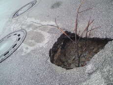 Ende April 2009: Entdeckung des Bodenloches mitten auf der Straße.