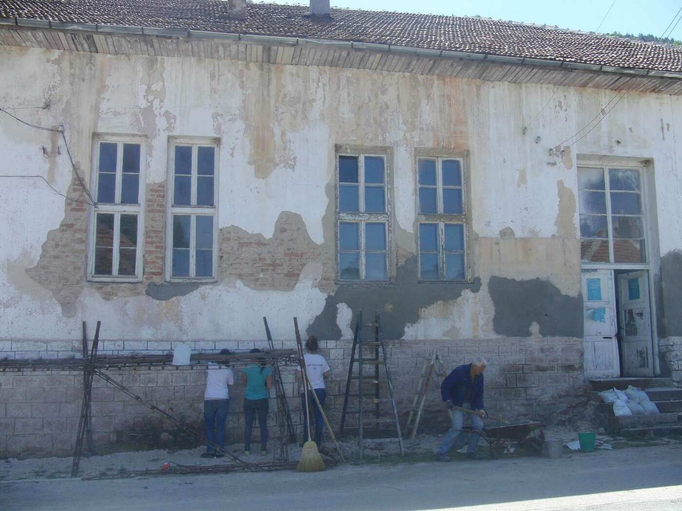 Fassade des alten Schulgebäudes
