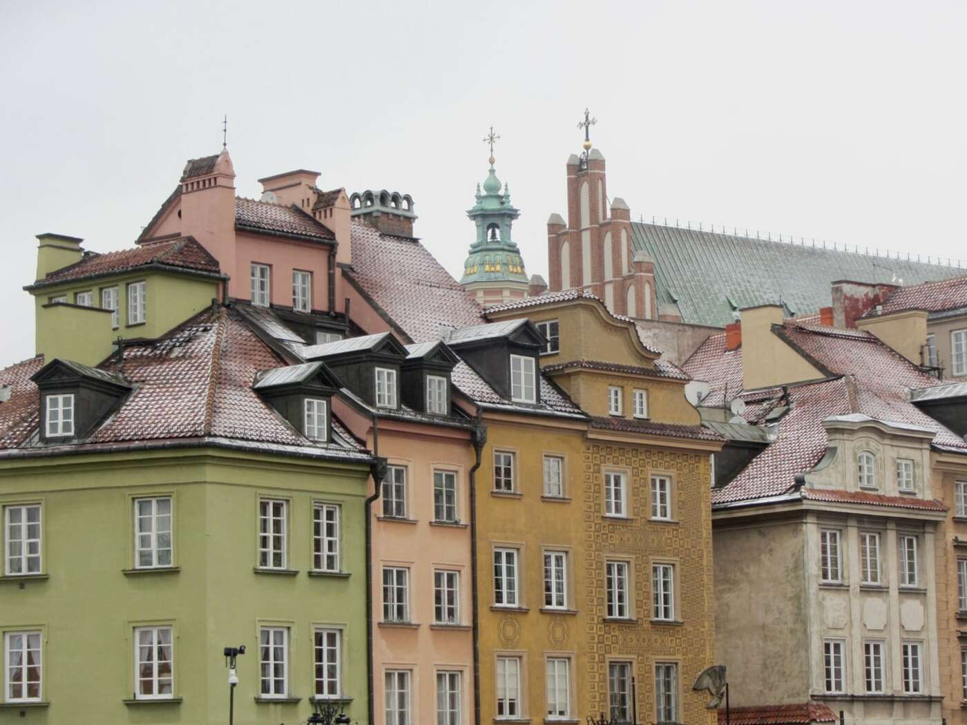 Verschneite Dächer in Warschau