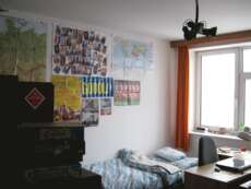 Hier mal eine Ansicht meines Zimmers, in dem ich mein Slavia Praha-Poster auch schon aufgehängt habe. David und Vojta haben ihre Betten rechts beziehungsweise links von mir.