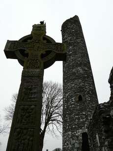 Rundturm und keltisches Kreuz