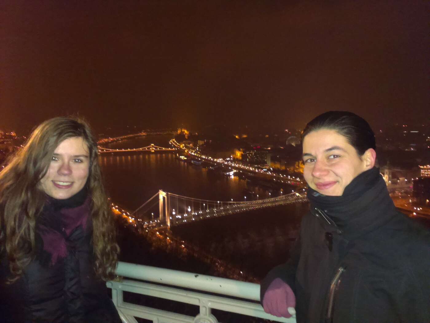 die schön beleuchtete Brücke :)
