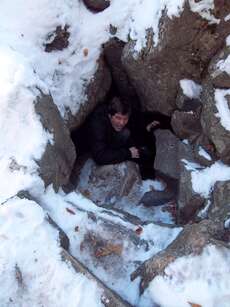 In der Nähe des Rila-Klosters. Nach der Legende ist jeder, der durch dieses Loch klettern kann frei von Sünden. Natürlich hab ich durchgepasst!