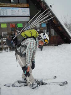 Die Skirückgabe mit allen Stöcken und Skiern war dann doch eine kleine Herausforderung
