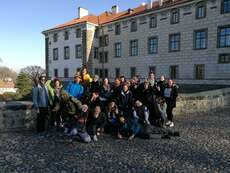 Group picture in front of Kralupy's Castle / Photo de groupe devant le chateau de Kralupy