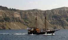 Ein Traumboot vor der Küste Santorinis