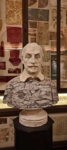 Eine angezogen wirkende Büste im Stadtmuseum von Modena // A seemingly dressed bust in the city museum of Modena