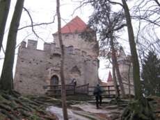 Das Ziel unserer Wanderung war diese wahrhaftig märchenhafte Burg. Da hätte nur noch ein weißer Ritter durch das Tor hinausreiten müssen, dann wär´s perfekt gewesen ;-)