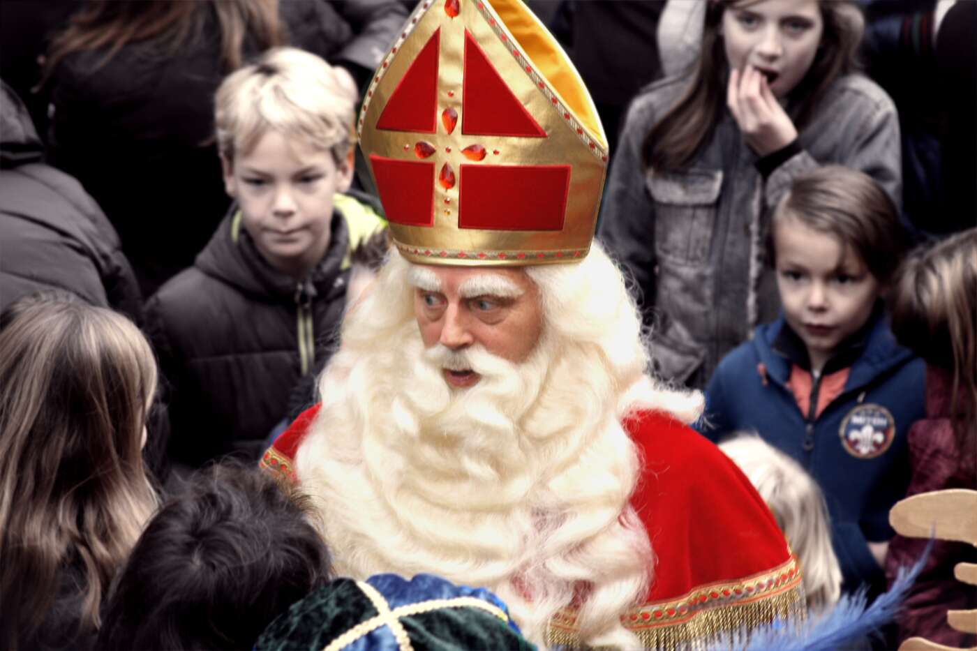 Sinterklaas wie er mit Kinder redet. So nebenbei Der hinter dem Bart ist unser Nachbar