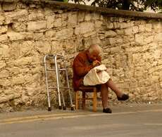 ..einer der Dutzend älteren Frauen die vor ihren Häusern sitzen und sticken.