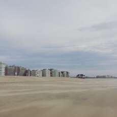 Ein Blick auf die Strandpromenade, hier noch relativ menschenleer