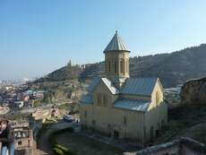 Nariqala-Kirche oberhalb der Stadt