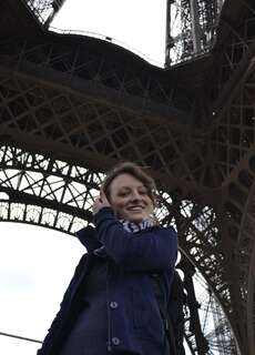 Auf den Bildern sah der Eiffelturm immer grau aus, eigentlich ist er aber braun!