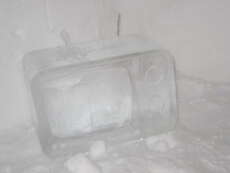 Ein Fernseher aus Eis