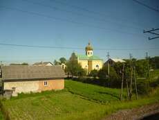 ukrainisches Dorf, Gold auf dem Kirchendach ist Standard