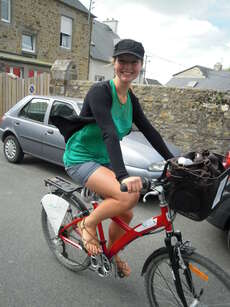 Vero auf dem Rad auf unserer Tour zum Mont St-Michel
