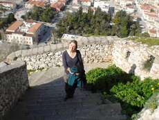 Lisa beim Erklimmen der Festung in Nafplio