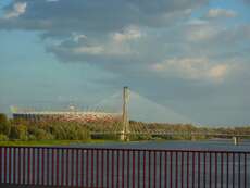 Einhüftige Schrägseilbrücke Świętokrzyski vor dem Stadion Narodowy