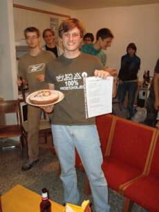 Bernhard bei seiner Geburtstagsfeier. Da hat er übrigens sein slowenischsprachiges "100% Freiwilliger" - T-shirt an.  =))